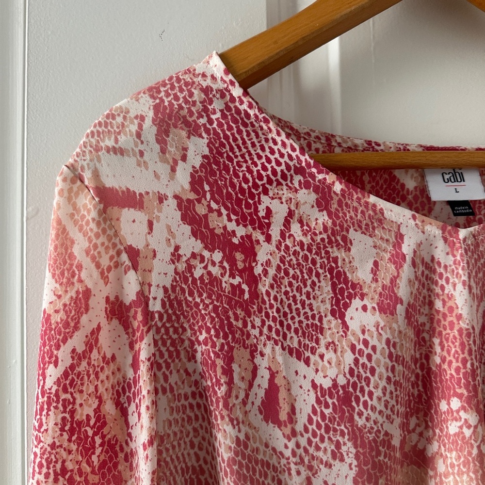 Cabi 5708 Bethany Pink Snakeprint Long Sleeve V-Neck Top Women’s Size Large - Picture 6 of 16